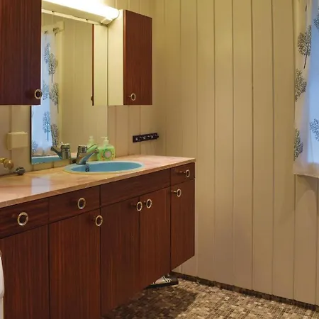 4 Bedroom Cozy In Holiday home *